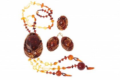 Авторский комплект из янтаря - кулон, серьги и кольцо "Кантарана" - фото