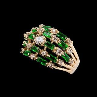 Роскошное кольцо с зелеными фианитами