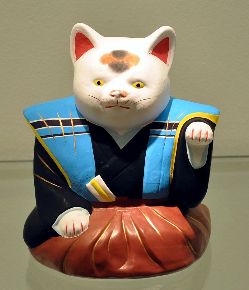 древняя фигурка японского денежного кота манэки нэко